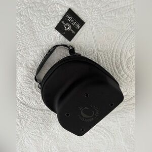 Cap carrier black (stores 2 caps)